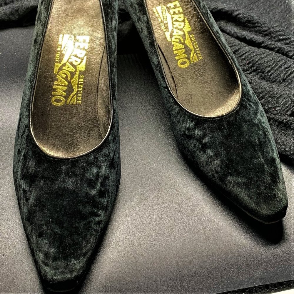 FERRAGAMO BLACK VELVET PUMPS